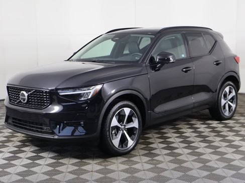 Used 2024 Volvo XC40 B5 Plus image 9