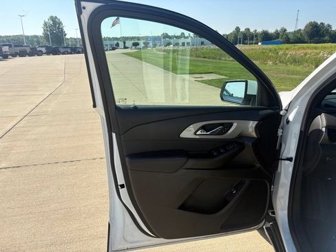 Used 2023 Chevrolet Traverse LT FWD image 10