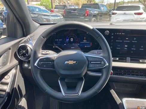 Used 2025 Chevrolet Equinox LT w/ Convenience Package II FWD image 12