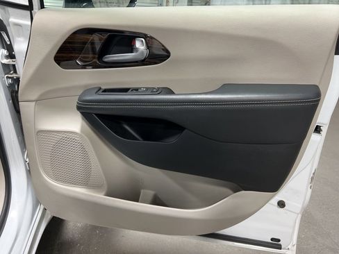 Used 2024 Chrysler Pacifica Limited image 11