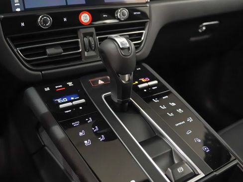 Used 2026 Porsche Macan AWD/4WD image 33