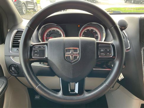 Used 2017 Dodge Grand Caravan SE FWD image 16