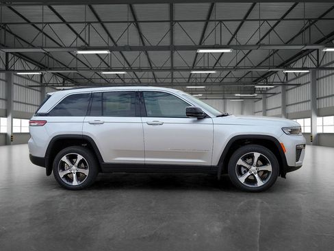 New 2026 Jeep Grand Cherokee Limited w/ MOPAR Finishing Package RWD image 5