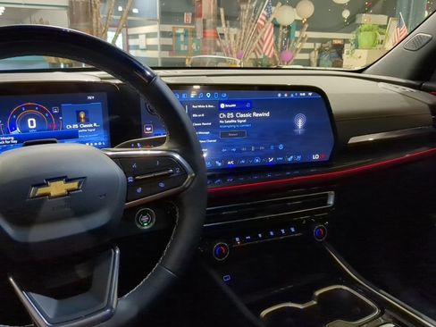 Used 2025 Chevrolet Traverse High Country AWD/4WD image 12