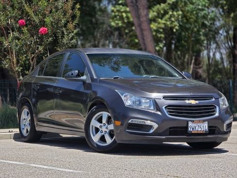 Used 2016 Chevrolet Cruze LT w/ Technology Package FWD image 2