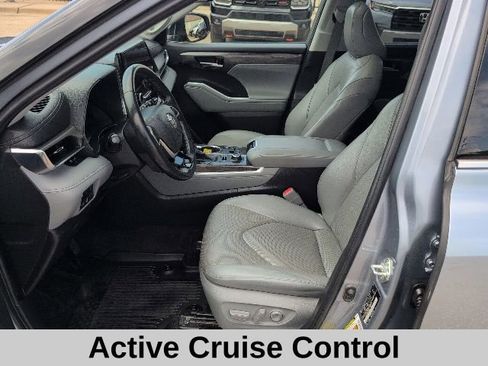 Used 2023 Toyota Highlander Limited AWD/4WD image 12