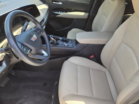 Used 2024 Cadillac XT4 Luxury w/ Cold Weather Package FWD image 9