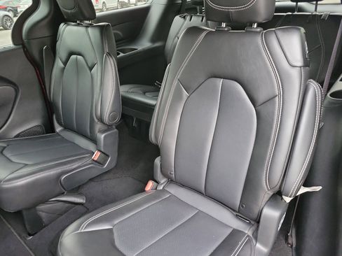 Used 2025 Chrysler Pacifica Select FWD image 9