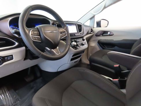Used 2022 Chrysler Voyager LX image 8