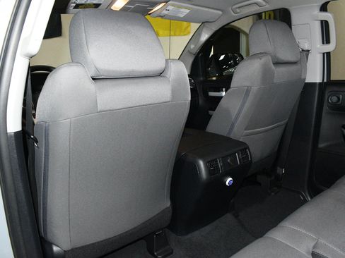 Used 2019 Toyota Tundra SR5 w/ SR5 Upgrade Package AWD/4WD image 15