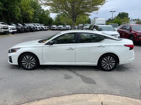 Used 2024 Nissan Altima 2.5 SV FWD image 4