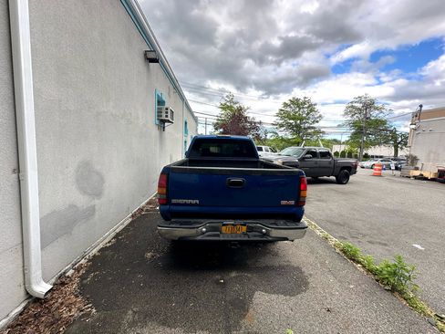 Used 2004 GMC Sierra 2500 SLE w/ Skid Plate Package image 8