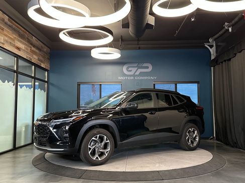 Used 2025 Chevrolet Trax LT FWD image 7