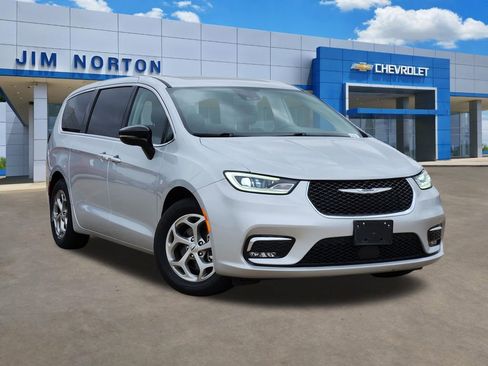 Used 2024 Chrysler Pacifica Limited image 1