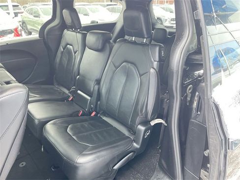 Used 2019 Chrysler Pacifica Touring-L image 24