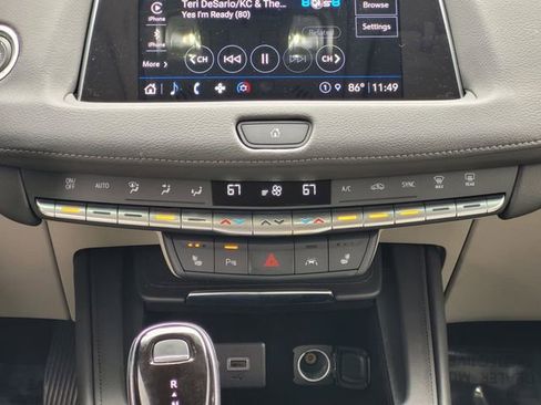 Used 2023 Cadillac XT4 Luxury w/ Cold Weather Package FWD image 18