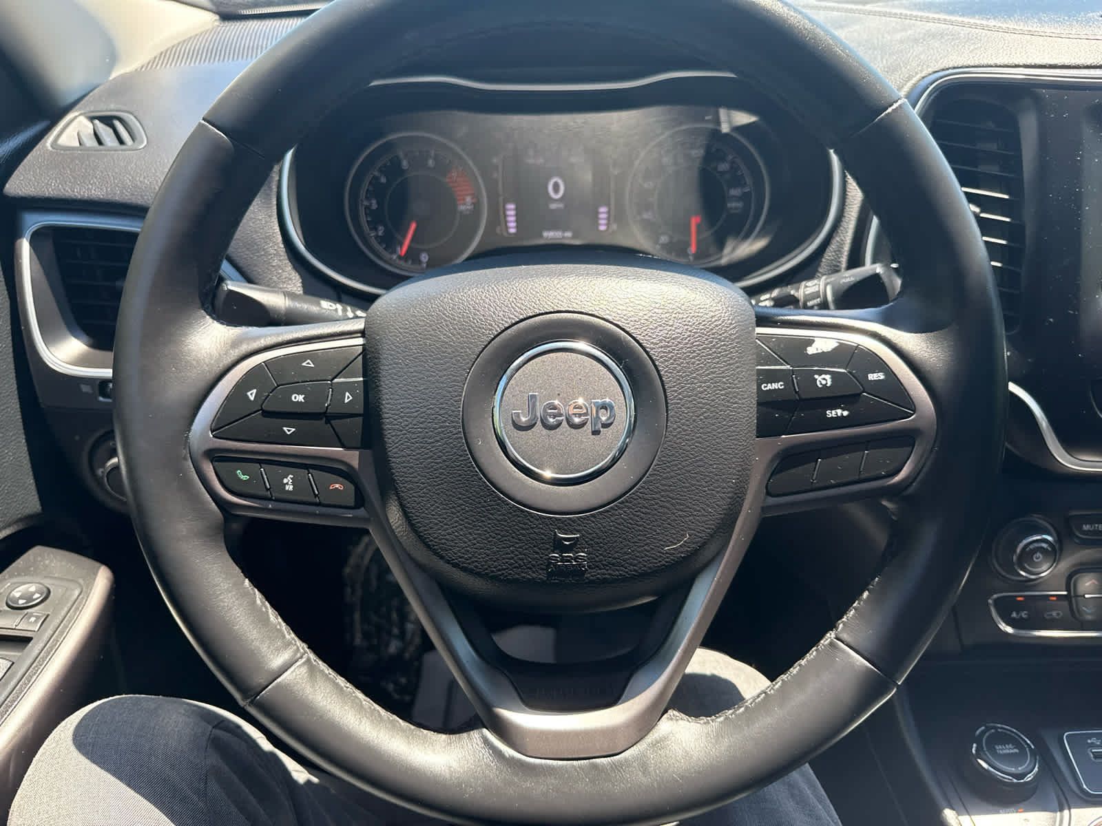 Used 2019 Jeep Cherokee Latitude Plus w/ Comfort/Convenience Group AWD/4WD image 20