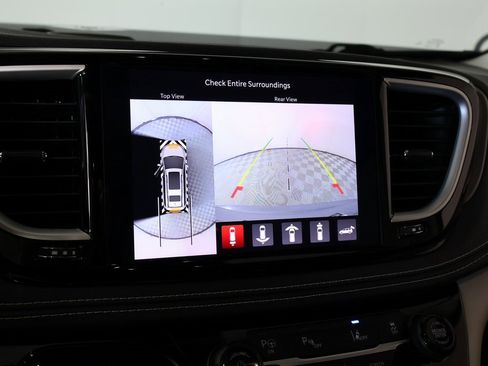 Used 2022 Chrysler Pacifica Touring-L w/ Uconnect Theater Family Group image 6