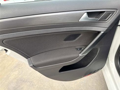 Used 2019 Volkswagen Golf S image 10