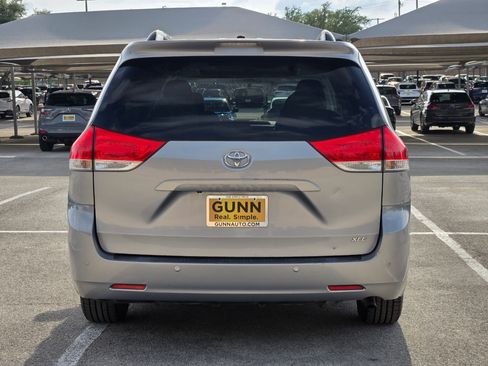 Used 2013 Toyota Sienna XLE w/ Entertainment Pkg FWD image 5