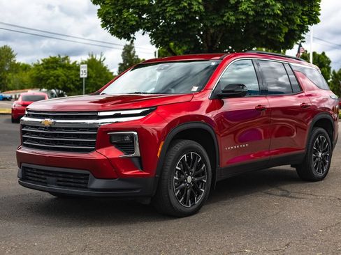 Used 2025 Chevrolet Traverse LT w/ Sun and Wheel Package AWD/4WD image 4
