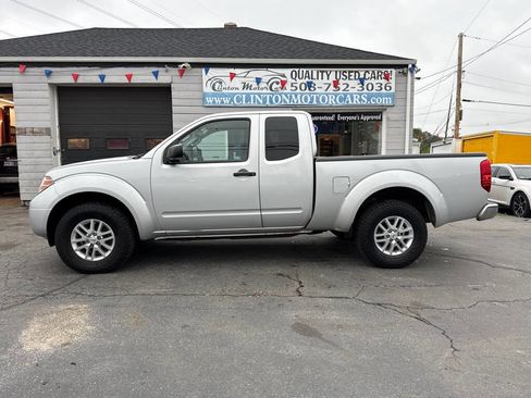 Used 2016 Nissan Frontier SV image 2