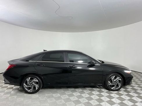 Used 2025 Hyundai Elantra SEL FWD image 4