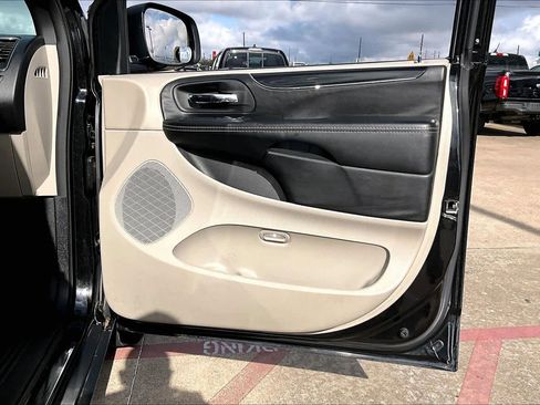 Used 2017 Dodge Grand Caravan SXT image 22