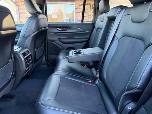 Used 2024 Jeep Grand Cherokee Altitude image 34