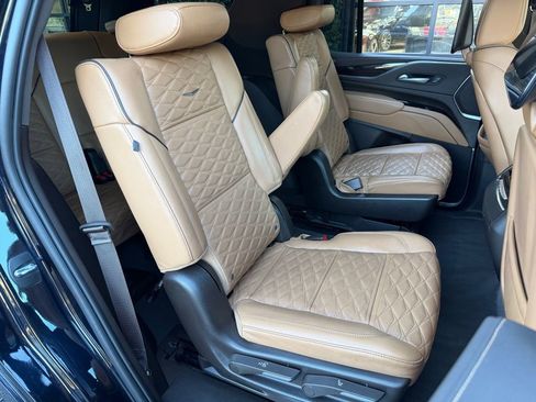 Used 2023 Cadillac Escalade Premium Luxury image 38