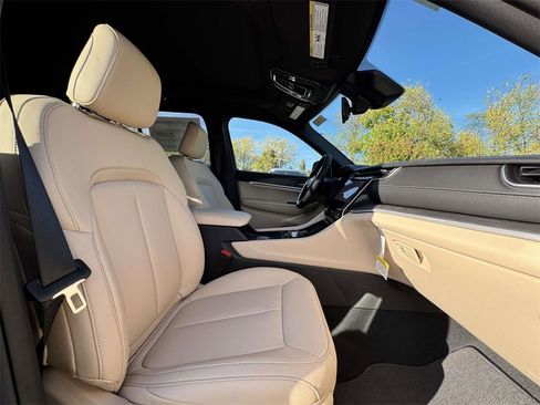 New 2025 Jeep Grand Cherokee Limited image 16