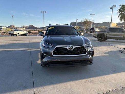 Used 2022 Toyota Highlander XLE image 2