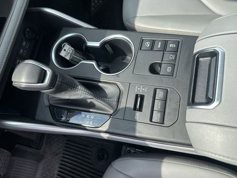 Used 2023 Toyota Highlander XLE image 18
