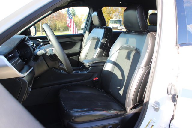 Used 2024 Jeep Grand Cherokee Altitude AWD/4WD image 10