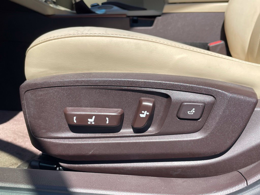 Used 2016 Lexus ES 300h w/ Luxury Package w/Wood Trim FWD image 10