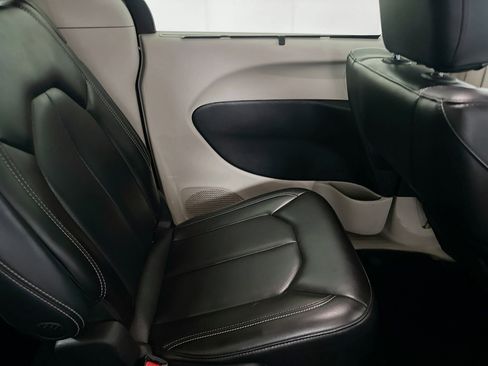 Used 2023 Chrysler Pacifica Touring-L image 29
