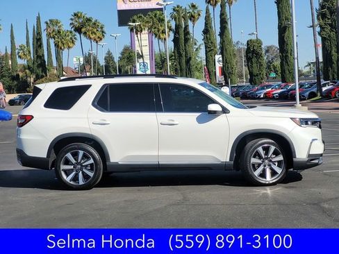 Used 2025 Honda Pilot Touring image 4