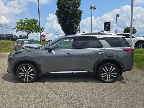 Used 2025 Nissan Pathfinder Platinum AWD/4WD image 7