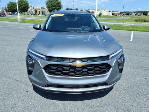 Certified 2024 Chevrolet Trax LT w/ LT Convenience Package FWD image 2