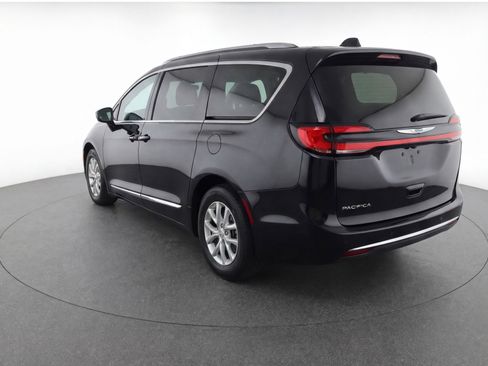 Used 2024 Chrysler Pacifica Touring-L image 6
