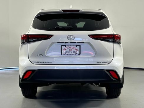 Used 2021 Toyota Highlander XLE AWD/4WD image 6