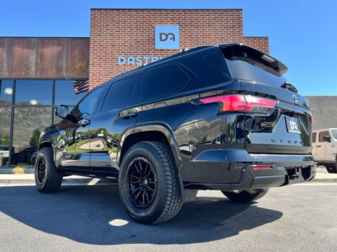 Used 2023 Toyota Sequoia Platinum AWD/4WD image 4