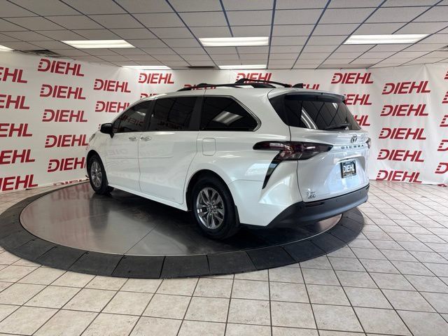 Used 2025 Toyota Sienna XLE w/ XLE Plus Package FWD image 18