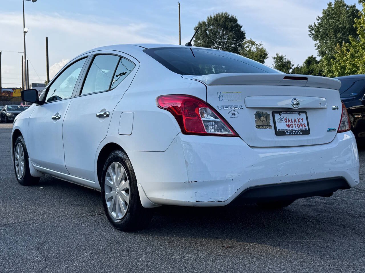 Used 2015 Nissan Versa SV FWD image 3