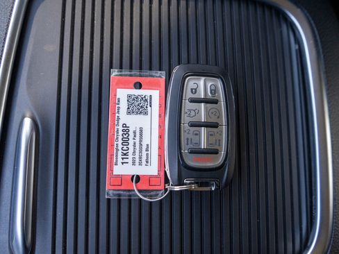 Used 2023 Chrysler Pacifica Limited AWD/4WD image 33