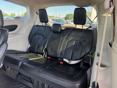 Used 2023 Chrysler Pacifica Touring-L FWD image 30