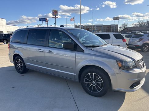 Used 2015 Dodge Grand Caravan SE w/ Quick Order Package 29E SE image 3