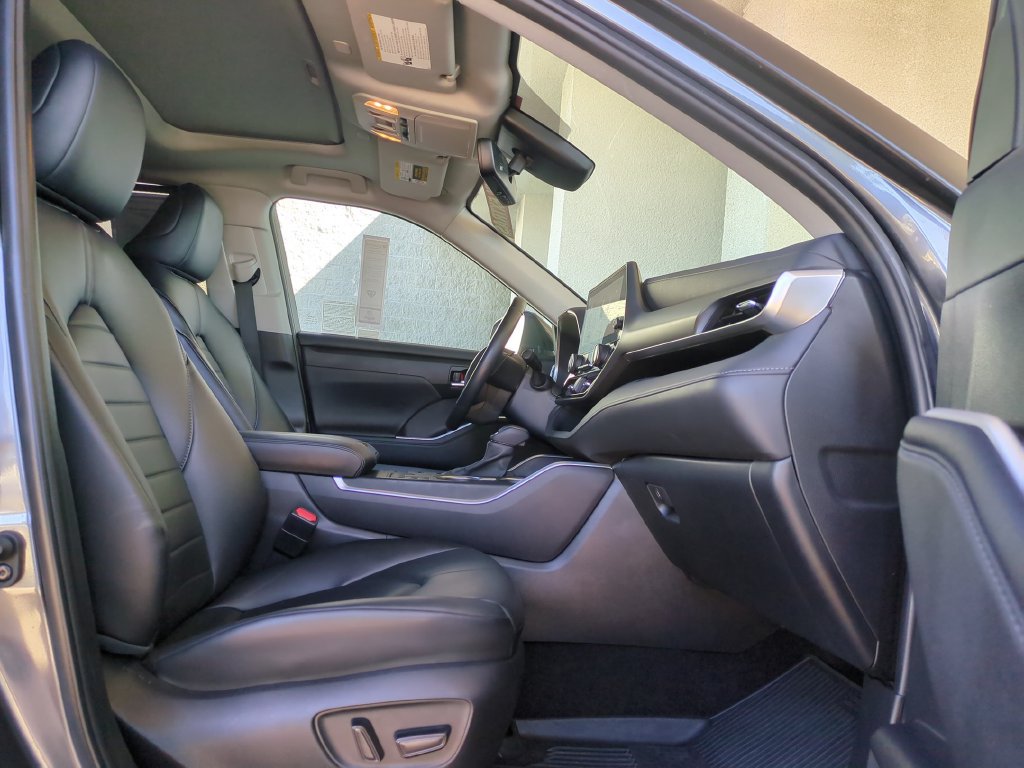 Used 2024 Toyota Highlander XLE AWD/4WD image 11