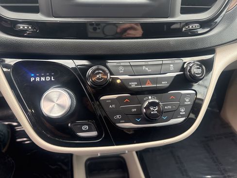 Used 2017 Chrysler Pacifica Touring-L image 24