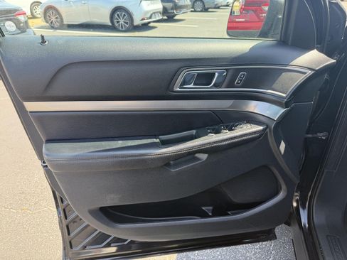 Used 2018 Ford Explorer XLT AWD/4WD image 10